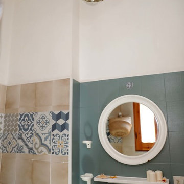 Soft restyling di un bagno anni 80 di casa vacanze.