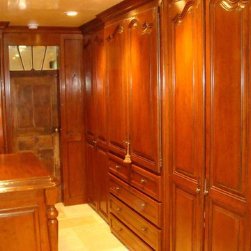 Traditional walk-in closet