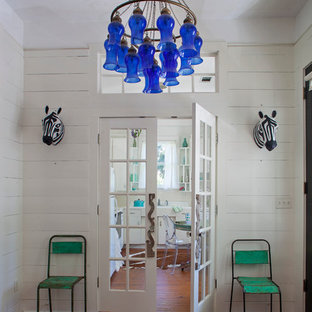 Idéer för en eklektisk farstu, med vita väggar och mellanmörkt trägolv