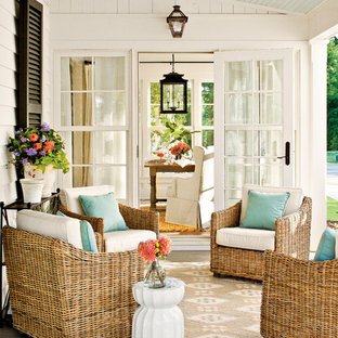 Immagine di un portico country con pedane e un tetto a sbalzo