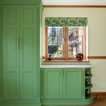 BESPOKE FITTED WALK-IN PANTRY