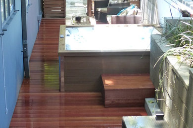 Example of a trendy deck design in Los Angeles
