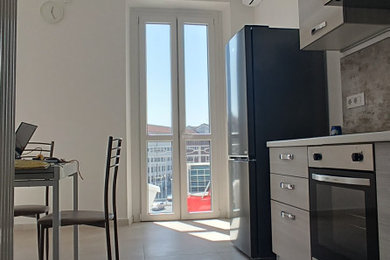 Esempio di una piccola cucina moderna