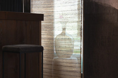 Mittelgroßes, Repräsentatives, Offenes Asiatisches Wohnzimmer mit grauer Wandfarbe, gebeiztem Holzboden, braunem Boden und Tapetenwänden in München