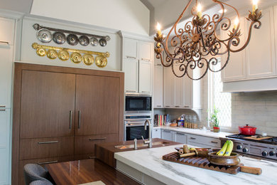 Kitchen - traditional kitchen idea in Chicago