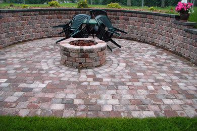 Design ideas for a traditional landscaping in Calgary.