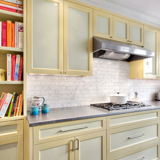 Küchen mit Edelstahl-Arbeitsplatte und Rückwand aus Marmor Ideen