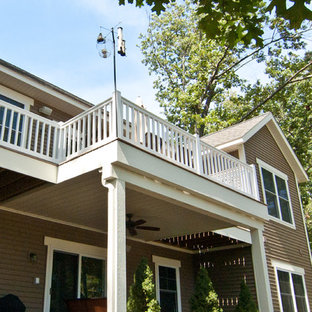 Traditional one-story vinyl exterior home idea in Grand Rapids