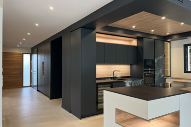 Cette image montre une cuisine design avec îlot.