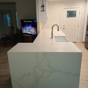 Contemporary Kitchen Remodel Done in a Two-Tone Color