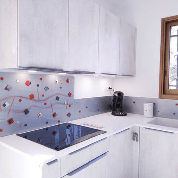 Réalisation d'une cuisine à La Crau mélaminé structuré béton blanc plans quartz