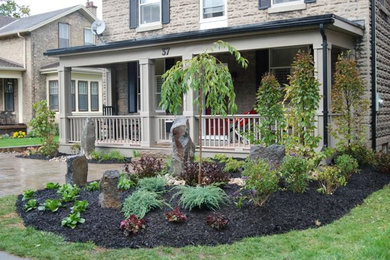 Inspiration for a traditional landscaping in Toronto.