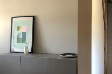 Mittelgroßes Modernes Arbeitszimmer mit Arbeitsplatz, grauer Wandfarbe und hellem Holzboden in Sonstige