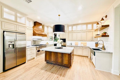 Kitchen - modern kitchen idea in Dallas