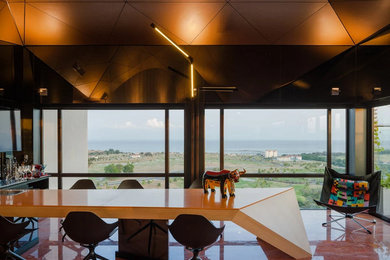 バルセロナにあるラグジュアリーな広いモダンスタイルのおしゃれな着席型バー (L型、一体型シンク、オープンシェルフ、黒いキャビネット、ガラスカウンター、黒いキッチンパネル、ガラス板のキッチンパネル、大理石の床、オレンジのキッチンカウンター) の写真