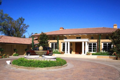 Elegant exterior home photo in Los Angeles