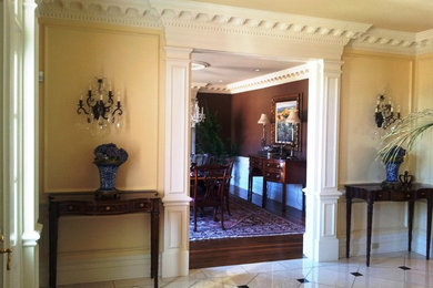 Example of a classic entryway design in Indianapolis