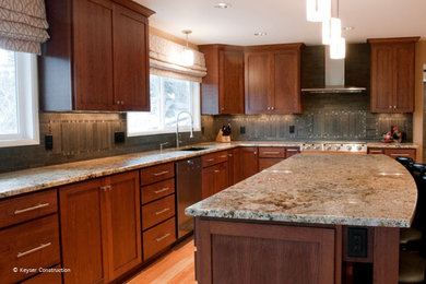 Kitchen - traditional kitchen idea in Portland