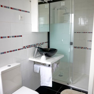 Salle d'eau avec dressing - Noir Blanc Rouge