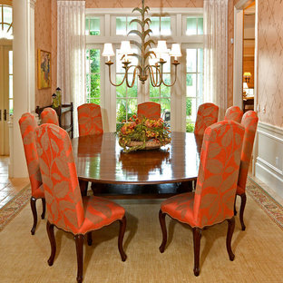 На фото: гостиные-столовые среднего размера в классическом стиле с оранжевыми стенами