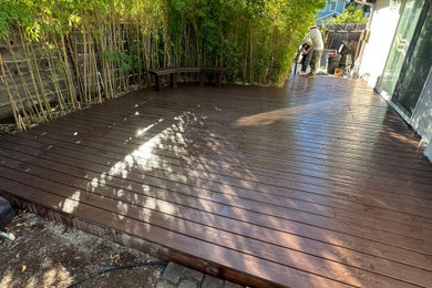 Deck - mid-sized modern side yard metal railing deck idea in San Francisco