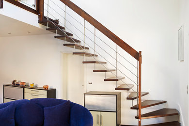 Idée de décoration pour un escalier minimaliste.