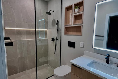 Example of a minimalist bathroom design in Atlanta