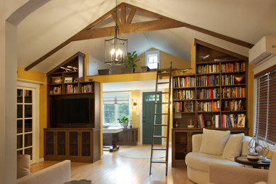 Modelo de sala de estar tipo loft clásica renovada pequeña con paredes amarillas y suelo de madera clara