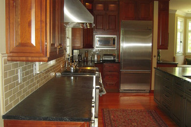 Kitchen - traditional kitchen idea in Charlotte