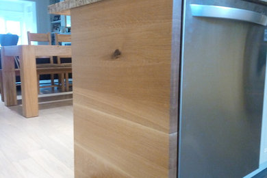 Foto de cocina actual de tamaño medio con fregadero de doble seno, armarios con paneles lisos, puertas de armario grises y electrodomésticos de acero inoxidable