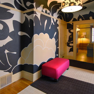 Idéer för små eklektiska foajéer, med flerfärgade väggar, en enkeldörr och en gul dörr