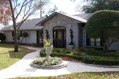 Example of a classic entryway design in Oklahoma City