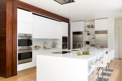 Modern eat-in kitchen in Dallas with with island.