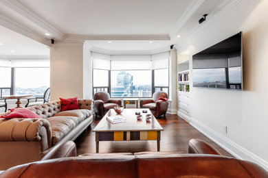 Living room photo in Toronto