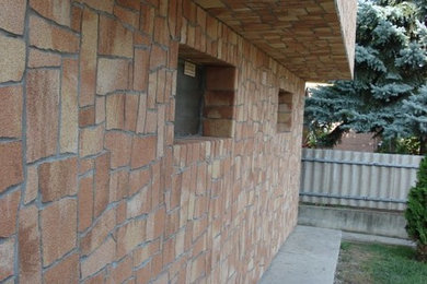 Imagen de fachada marrón actual con revestimiento de piedra