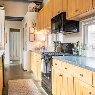 Idéer för stora funkis blått kök, med en nedsänkt diskho, skåp i shakerstil, skåp i ljust trä, granitbänkskiva, svarta vitvaror, betonggolv och grönt golv