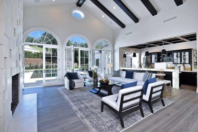 Example of a family room design in Los Angeles