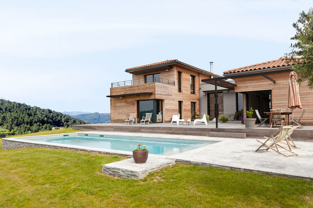 Современный Фасад дома by Damien Carreres