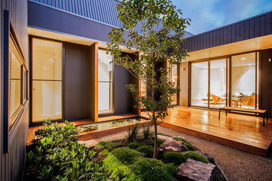 Источник вдохновения для домашнего уюта: терраса среднего размера на боковом дворе в стиле модернизм