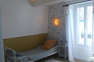Ejemplo de dormitorio infantil de 4 a 10 años contemporáneo de tamaño medio con paredes amarillas