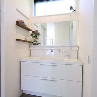 Ispirazione per un bagno di servizio minimalista con ante lisce, ante bianche, pareti bianche, pavimento in legno verniciato e pavimento grigio