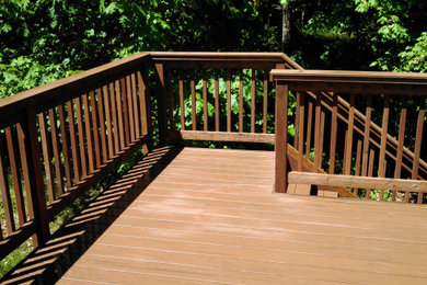 Deck - mid-sized traditional backyard deck idea in Seattle with no cover
