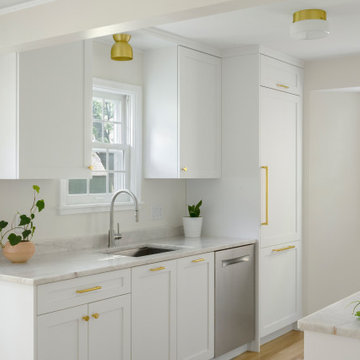 White and bright with Quartzite - Compact Kitchen