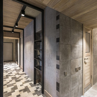 Свежая идея для дизайна: коридор среднего размера в современном стиле с серыми стенами, полом из керамической плитки и серым полом - отличное фото интерьера