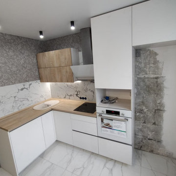 Светлая угловая белая кухня с горизонтальными верхними шкафами