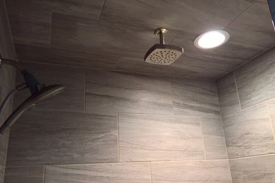Ejemplo de cuarto de baño principal moderno con baldosas y/o azulejos grises, baldosas y/o azulejos de cerámica y ducha con puerta con bisagras