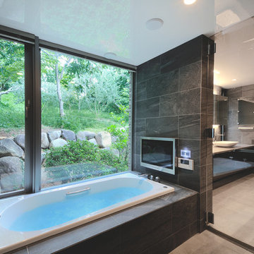 非日常に誘う浮遊する家