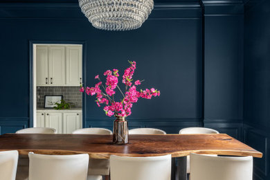 Ejemplo de comedor clásico renovado de tamaño medio cerrado con paredes azules, suelo de madera oscura, suelo gris y panelado