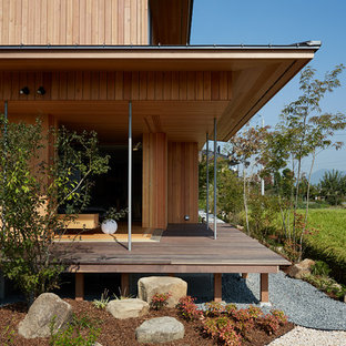 他の地域のアジアンスタイルのおしゃれなデッキ (張り出し屋根) の写真