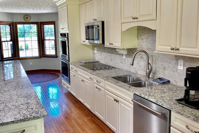 Kitchen photo in Huntington